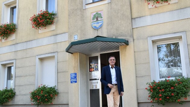 Bis zum Umzug im Herbst 2022 dürfen Bürgermeister Ludwig Deltl und seine Mitarbeiter mietfrei im Gemeindeamt bleiben. (Bild: SP Strasshof)