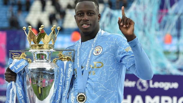 Benjamin Mendy im Mai 2021 mit der Trophäe für den Meisterschaftstriumph in der Premier League (Bild: AP)