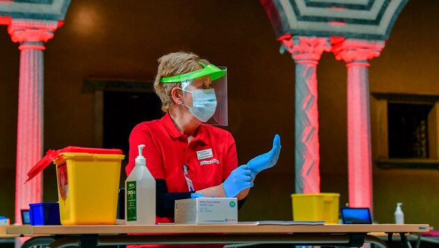 Eine Krankenschwester bereitet sich in Stockholm auf den nächsten Impf-Klienten vor. (Bild: AP)