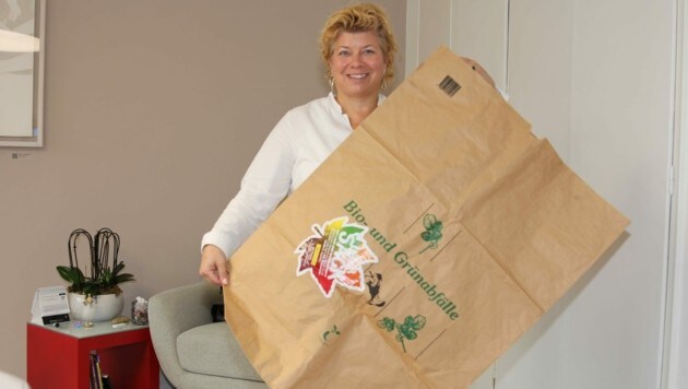 Vizebürgermeisterin Irene Hochstetter-Lackner mit einem Biosackerl. (Bild: Stadt Villach/Kompan)