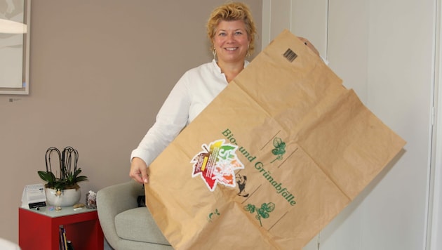 Vizebürgermeisterin Irene Hochstetter-Lackner mit einem Biosackerl. (Bild: Stadt Villach/Kompan)