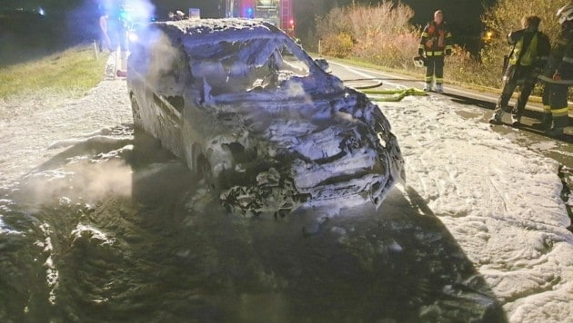 Das Auto brannte völlig aus. (Bild: Freiwillige Feuerwehr Wulkaprodersdorf)
