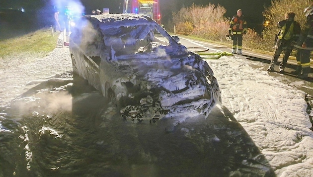 Das Auto brannte völlig aus. (Bild: Freiwillige Feuerwehr Wulkaprodersdorf)