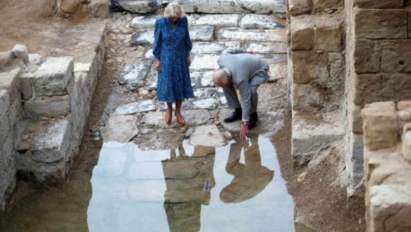 Prinz Charles und Herzogin Camilla am Fluss Jordan, dessen Wasser traditionell für königliche Taufen verwendet wird (Bild: PETER NICHOLLS / REUTERS / picturedesk.com)