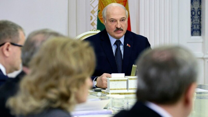 Präsident Alexander Lukashenko während Beratungen mit seinem Stab (Bild: AP)