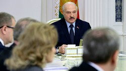 Präsident Alexander Lukashenko während Beratungen mit seinem Stab (Bild: AP)