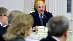 Präsident Alexander Lukashenko während Beratungen mit seinem Stab (Bild: AP)