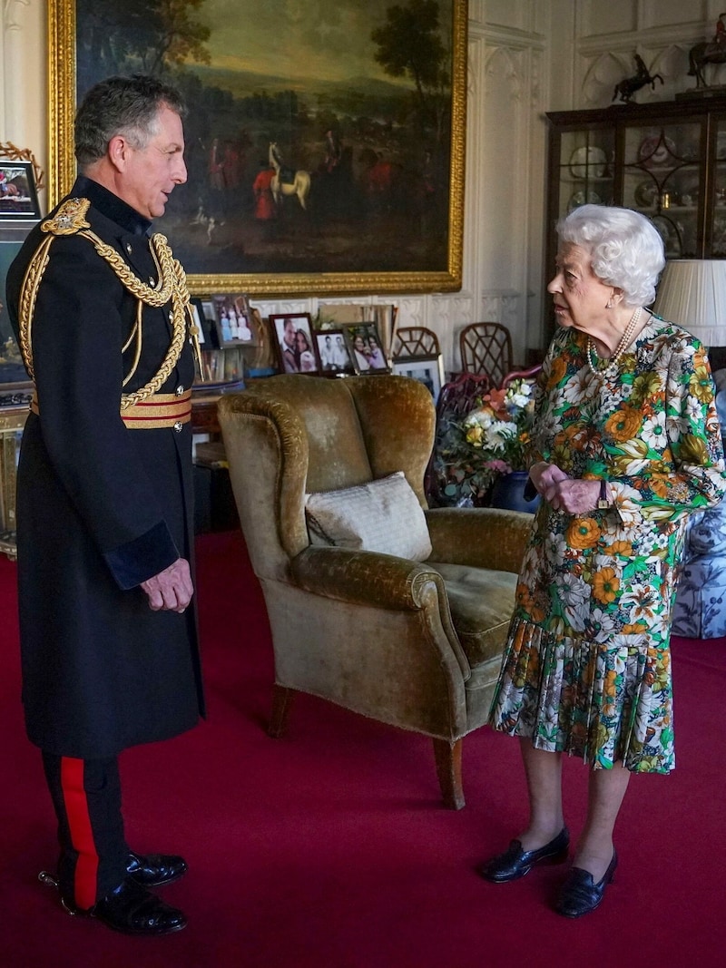 Queen Elizabeth begrüßt General Sir Nick Carter, den Chef des Verteidigungsstabs, auf Schloss Windsor. (Bild: APA/Photo by Steve Parsons / POOL / AFP)