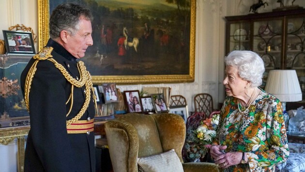 Das erste Foto der Queen, nachdem sie sich den Rücken verletzt hat. (Bild: AFP/Photo by Steve Parsons/POOL)
