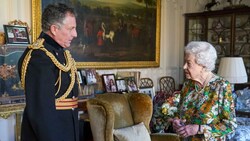 Das erste Foto der Queen, nachdem sie sich den Rücken verletzt hat. (Bild: AFP/Photo by Steve Parsons/POOL)