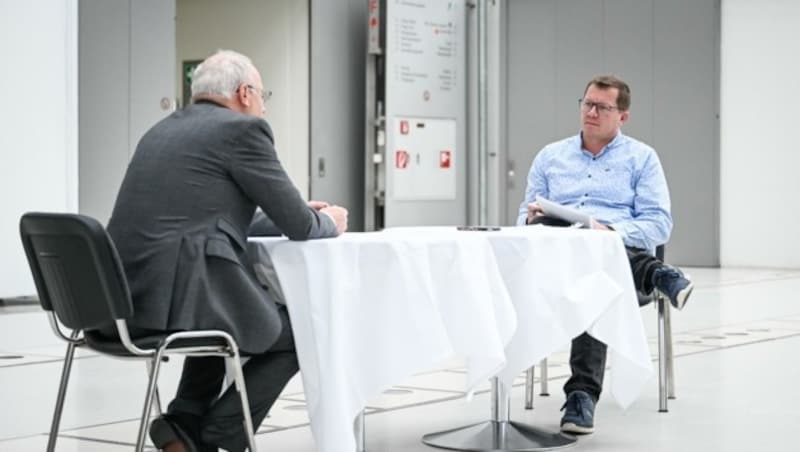 Reinhard Haller nach seinem Vortrag im Linzer Desing Center im Interview mit „Krone“-Redakteur Markus Schütz. (Bild: Alexander Schwarzl)