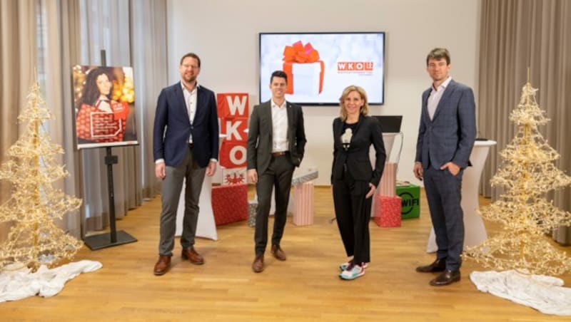 Roman Eberharter (Sprecher des Elektro- und Einrichtungsfachhandels), Sparten-Geschäftsführer Simon Franzoi, Katrin Brugger (Sprecherin des Sportartikelhandels) und Wolfgang Ziniel von der KMU Forschung Austria (v. li.) gaben einen Ausblick auf das bevorstehende Weihnachtsgeschäft im Tiroler Handel. (Bild: Die Fotografen)