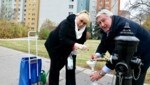 Alt-Bezirkschef Paul Stadler hilft Mieterin Friederike Marion Hofer beim Abfüllen des Wassers. (Bild: Jöchl Martin)