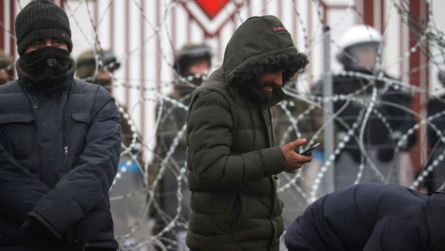 Migrants at the Poland-Belarus border (Bild: AP)