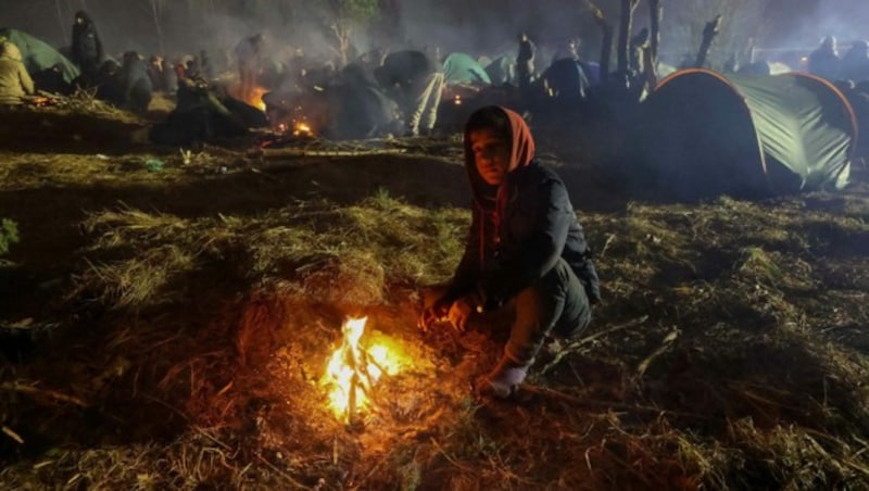 In Belarus haben Hunderte Migranten an der Grenze zu Polen trotz Kälte den elften Tag in Folge die Nacht unter freiem Himmel verbracht. (Bild: AFP)