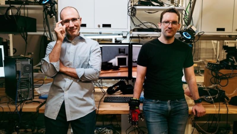 Forrest Smith und Justin Clark arbeiten an Software, die dem Hightech-Handschuh bei der Interaktion mit virtuellen Inhalten die richtigen Befehle gibt. (Bild: tech.fb.com)