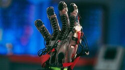 Der Haptic Glove setzt auf Luftkammern, die dem Nutzer das Gefühl vermitteln sollen, virtuelle Dinge tatsächlich zu berühren. (Bild: tech.fb.com)