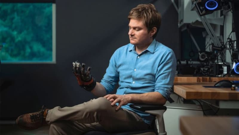 Der leitende Meta-Ingenieur Sean Keller testet den Haptic Glove. (Bild: tech.fb.com)