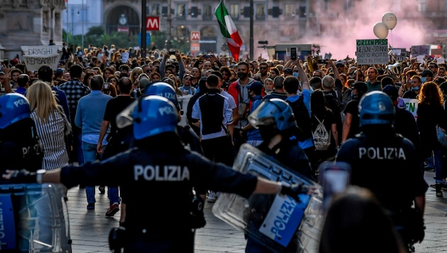 Anti-Corona-Demo in Mailand (Archivbild) (Bild: AP)