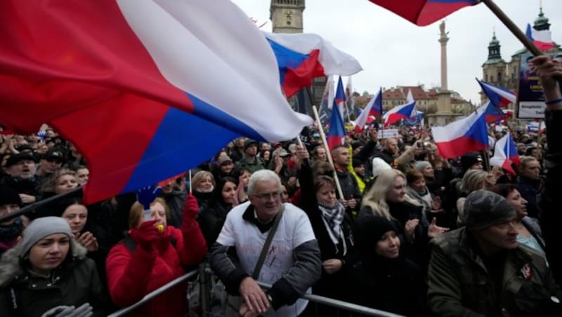 Impfgegner bei einer Großdemo in Prag (Bild: The Associated Press)