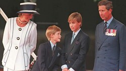 Prinzessin Diana und Prinz Charles im August 1995 mit ihren Söhnen Prinz Harry und Prinz William (Bild: JOHNNY EGGITT / AFP / picturedesk.com)
