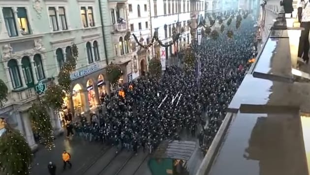 Im November 2019 zogen Tausende Fans von Borussia Mönchengladbach durch Graz. (Bild: Screenshot/YouTube)