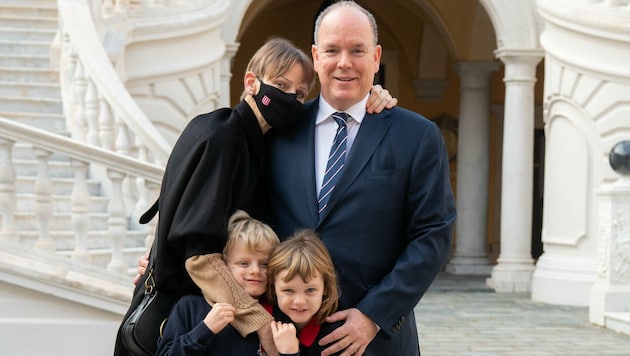 Nach ihrer Rückkehr aus Südafrika posierte Fürstin Charlene erleichtert mit ihren Kindern und ihrem Mann Fürst Albert. (Bild: Palais Princier de Monaco)