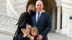 Nach ihrer Rückkehr aus Südafrika posierte Fürstin Charlene erleichtert mit ihren Kindern und ihrem Mann Fürst Albert. (Bild: Palais Princier de Monaco)