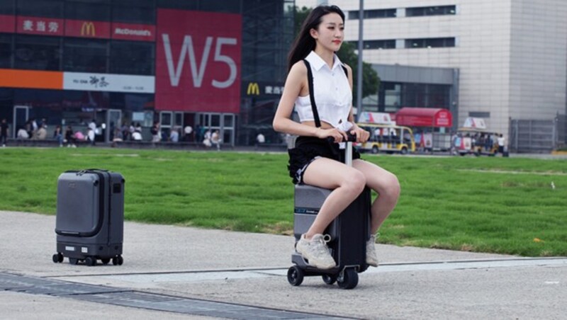 Unter der Marke Airwheel vertreibt der Hersteller motorisierte Koffer mit Akku. Der SR5 (hinten) fährt seinem Besitzer nach. Es gibt aber auch Modelle, die man reiten kann. (Bild: airhweel.net)