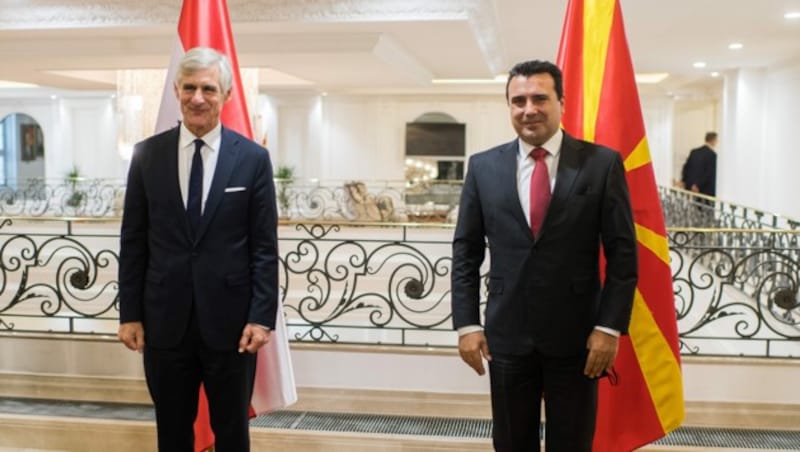Außenminister Michael Linhart traf mit dem nordmazedonischen Premier Zoran Zaev (r.) zu einem Gespräch in Skopje zusammen. (Bild: APA/BMEIA/MICHAEL GRUBER)