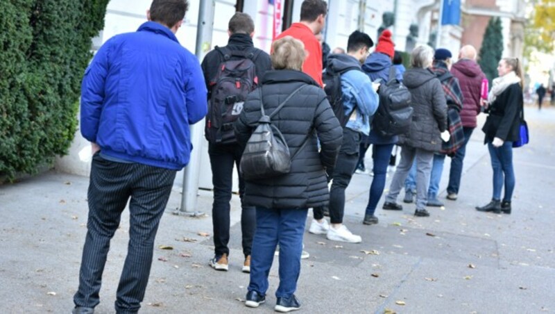 Das Momentum-Institut rechnet vor, dass die Impfprämie deutlich billiger als ein weiterer bundesweiter Lockdown käme. (Bild: APA/WOLFGANG SPITZBART)