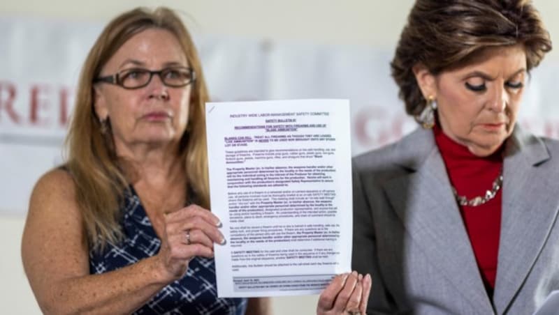 Mamie Mitchell (links) mit ihrer Anwältin Gloria Allred im Rahmen einer Pressekonferenz am 17. November / AFP) (Bild: AFP/David McNew)