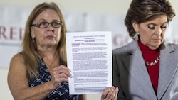 Mamie Mitchell (links) mit ihrer Anwältin Gloria Allred im Rahmen einer Pressekonferenz am 17. November / AFP) (Bild: AFP/David McNew)