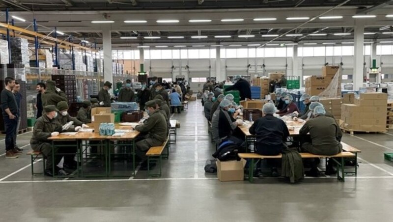 Soldaten des Bundesheers halfen bei der Zusammenstellung der Testkits. (Bild: Markus Waldner)