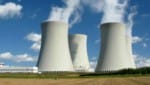 Die Kühltürme eines Atomkraftwerks: Investitionen in Erdgas- und Atomenergie sollen in der EU künftig als klimafreundlich gelten - unter gewissen Auflagen. Die Einstufung ist heftig umstritten. (Bild: ©joedeer - stock.adobe.com)