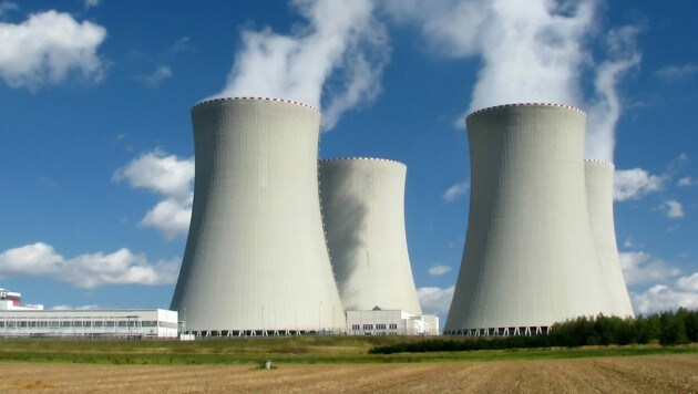 Die Kühltürme eines Atomkraftwerks: Investitionen in Erdgas- und Atomenergie sollen in der EU künftig als klimafreundlich gelten - unter gewissen Auflagen. Die Einstufung ist heftig umstritten. (Bild: ©joedeer - stock.adobe.com)