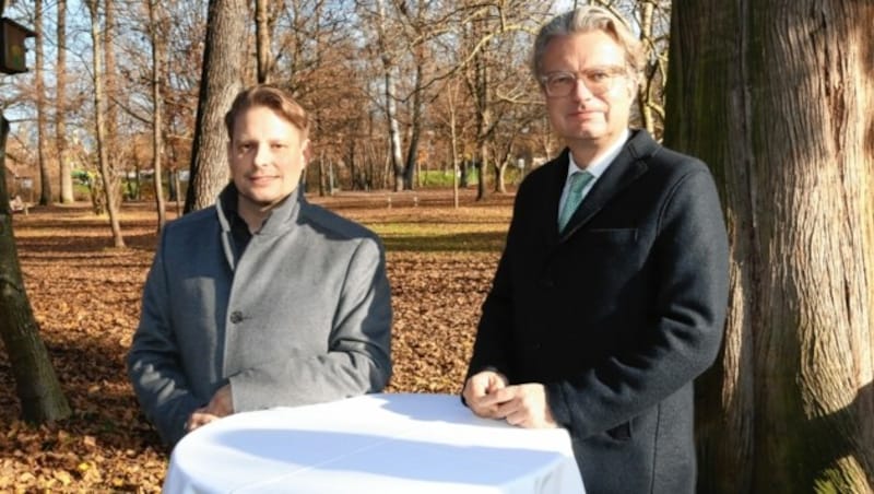 ÖVP-Kulturlandesrat Christopher Drexler (rechts) und „Steirerkrone“-Chef vom Dienst Gerald Schwaiger. (Bild: Christian Jauschowetz)