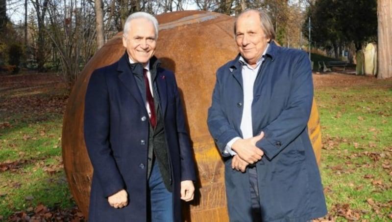 Begeistert: Der Leibnitzer Stadtchef Helmut Leitenberger (links) mit dem Jury-Vorsitzenden Ralph Schilcher. (Bild: Christian Jauschowetz)