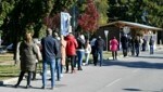Menschenschlangen vor einer Corona-Teststation in der Slowakei. Die Regierung hat nun einen Lockdown für Ungeimpfte beschlossen. (Bild: AP)
