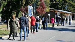 Menschenschlangen vor einer Corona-Teststation in der Slowakei. Die Regierung hat nun einen Lockdown für Ungeimpfte beschlossen. (Bild: AP)