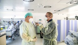 Andreas Brunauer betreut als leitender Oberarzt die Corona-Patienten auf den anästhesiologischen Intensivstationen im Uniklinikum Salzburg. (Bild: Tröster Andreas)