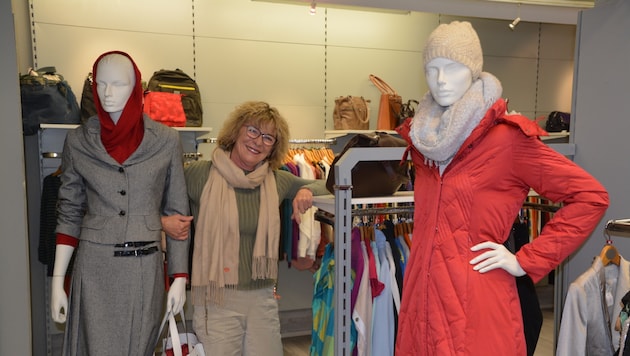 Eva Steindl im Shop der Koryphäen in Neusiedl: „Unsere Second-Hand-Kleidung ist umweltschonend und gut für den Geldbeutel. In der Re-Use-Woche haben wir auch 1-Euro-Aktionen.“ (Bild: Charlotte Titz)