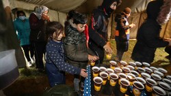 Menschen werden in Notunterkünften mit Nahrung versorgt. (Bild: Maxim GUCHEK / BELTA / AFP)