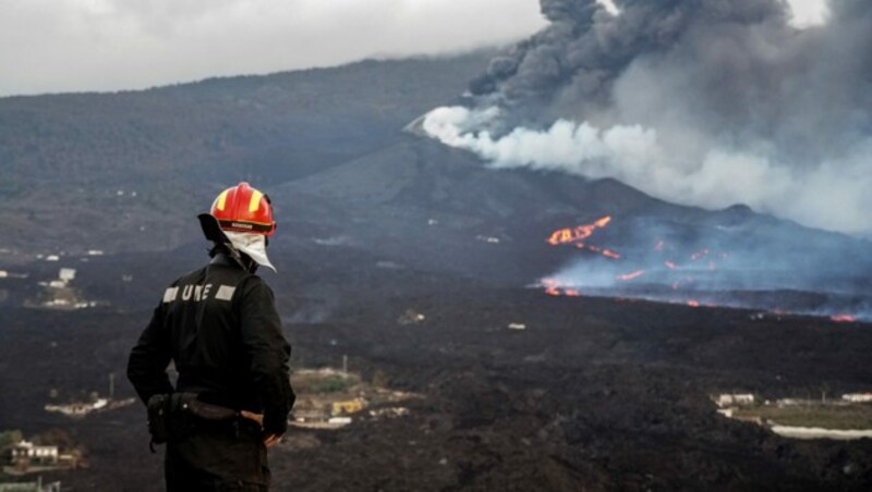 Einsatzkräfte der Spanish Military Emergency Unit (UME) beobachteten am 18. November den Lavastrom. (Bild: Luismi ORTIZ / UME / AFP)