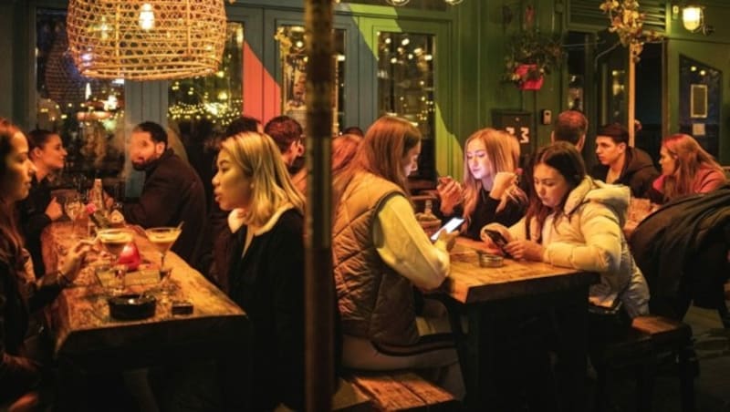 In den Niederlanden müssen Bars und Cafés aufgrund von Verschärfungen derzeit um 19 Uhr schließen. (Bild: AFP)