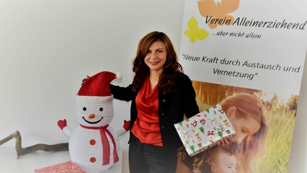 Anika Karall ist noch auf der Suche nach freiwilligen Christkind-Helfern. (Bild: Verein Alleinerziehend/Klaus Mracek)