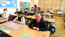 Wer am Montag in die Schule geht, muss auch während des Unterrichts Maske tragen (Bild: Jöchl Martin)