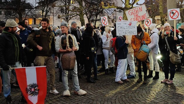 Die Freie Bürgerpartei um Georg Palm muss den Platz vor dem Landhaus am Freitag anderen überlassen. (Bild: APA/ANGELIKA GRABHER-HOLLENSTEIN)