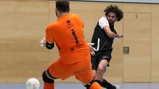 Die 2. Futsal-Liga mit Kleßheim (re. Aygün) darf weiter gespielt werden, das Stier-Turnier wurde indes abgesagt. (Bild: Tröster Andreas)