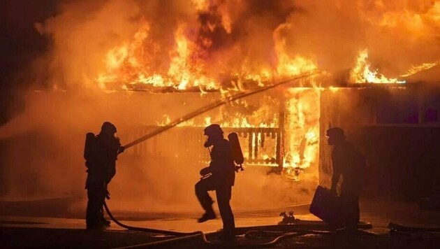 Drei Feuerwehren kämpften gegen das Feuer. (Bild: Markus Tschepp)